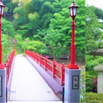 真木温泉　入口と亀橋(赤い橋)