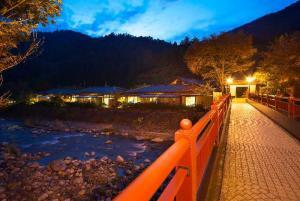 真木温泉　夕暮れの亀橋と離れ客室　(こちらのHPより)