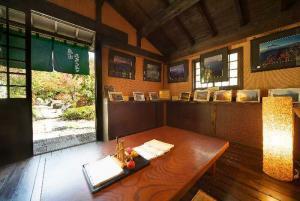 真木温泉　園内のお休み所？　(こちらのHPより)