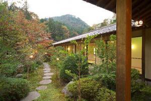 真木温泉　中庭「かがり火」　(こちらのHPより)