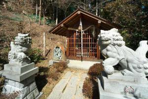 真木温泉　敷地内高台にある弥生神社　(こちらのHPより)