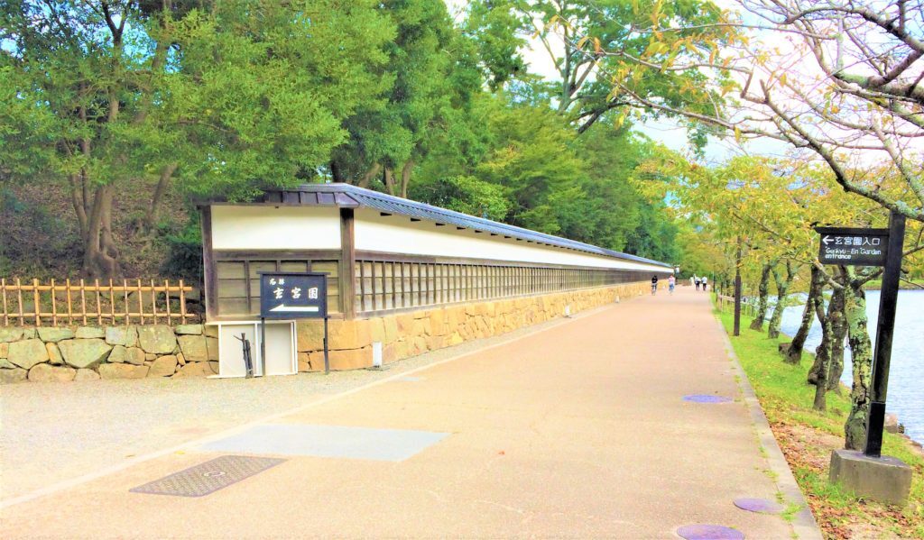 堀と玄宮園の間の塀