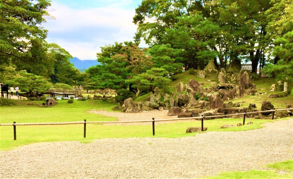 石組みが無骨ながらも気品のある枯山水のお庭