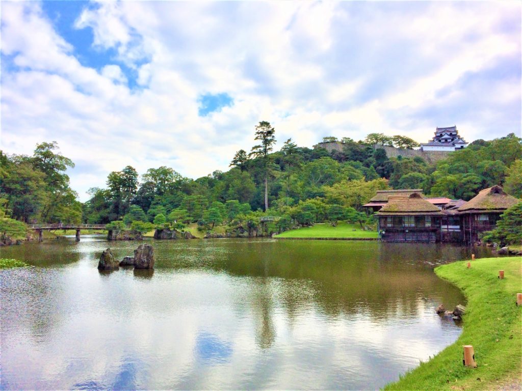 国宝・彦根城を借景にした、玄宮楽々園