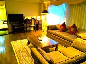 札幌 ノボテルホテル(今は、プレミアホテル中島公園 札幌)のお部屋(スイート：リビング)の様子