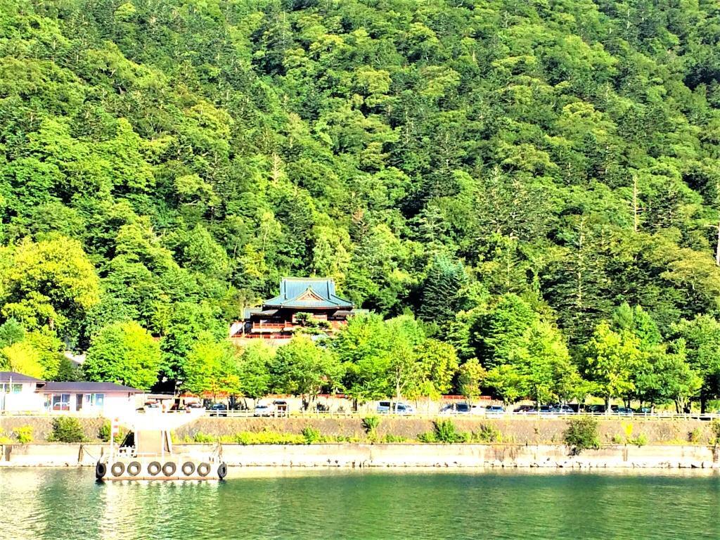 日光　中禅寺湖　クルージングの景色(日光山 中禅寺（立木観音）)