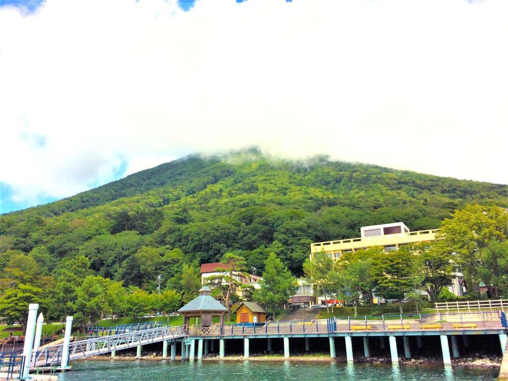 日光　中禅寺湖畔からの男体山