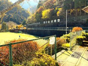 三峯神社 大滝神庭交流広場(駐車場) ～ 参道に出るまでの様子