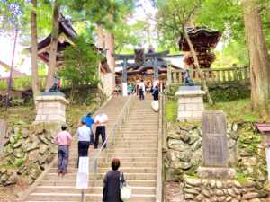 三峯神社　拝殿前の階段と狛狼？(狼の神使)