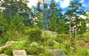 三峯神社　日本武尊の銅像