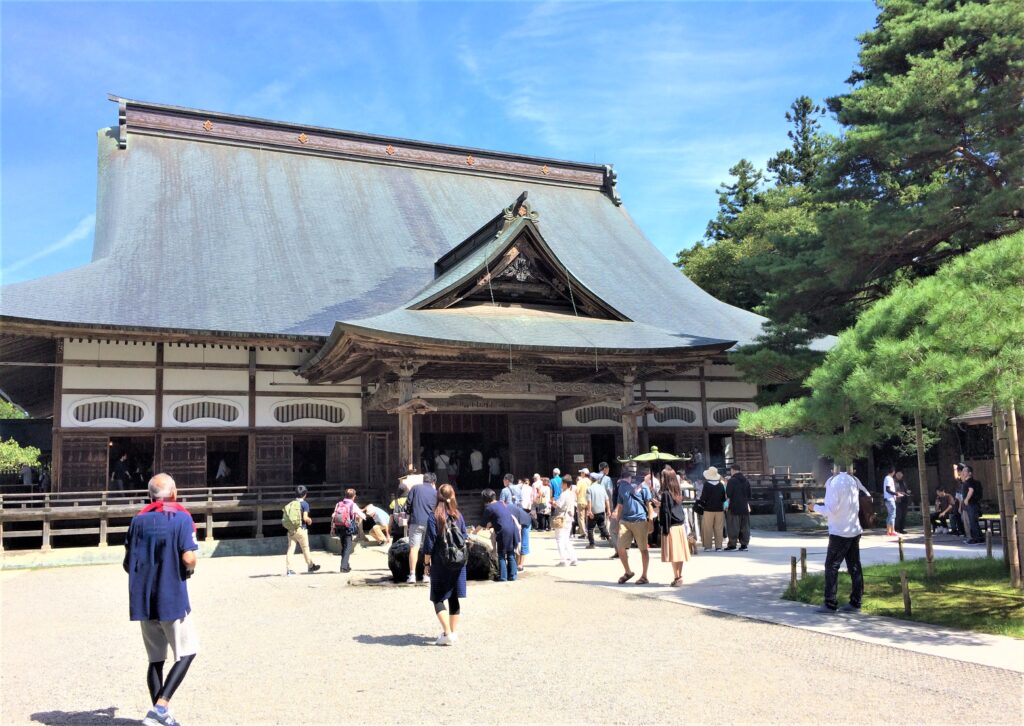中尊寺入口と高低差