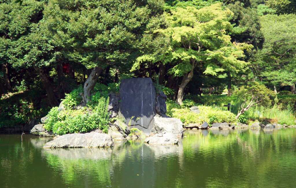 蓬莱島と徳大寺石