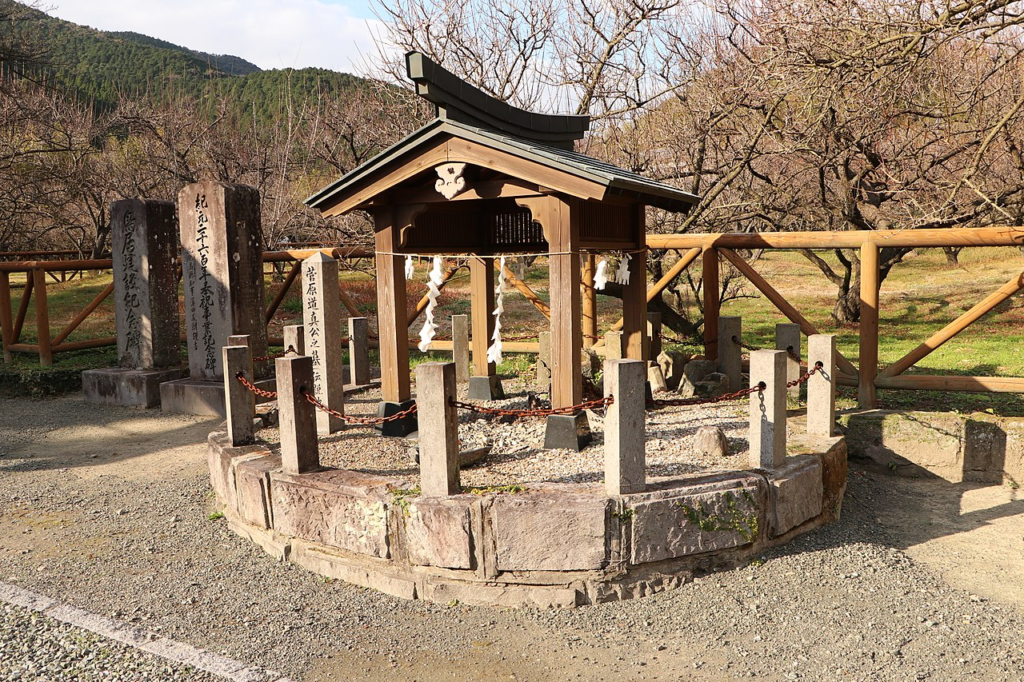 菅原道真のものという伝説が残る藤川天神境内の墳墓