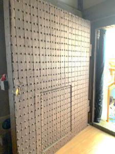 姫路城　天守群入口の扉(鉄板でおおわれています…)