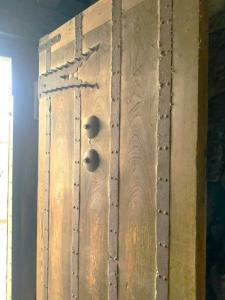 姫路城　鉄で補強された扉