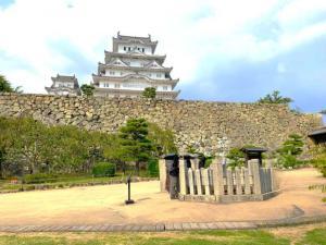 上山里曲輪南端からの姫路城・連立式の天守群(手間にお菊井戸)