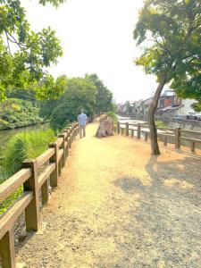 姫路城 千姫の小径(右側:堀、左側:船場川)