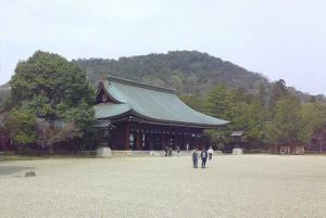 橿原神宮　外拝殿と畝傍山