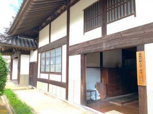 高梁 頼久寺「庭園拝観受付・入口」の看板のかかった入口
