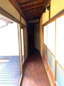 天籟 離れ:1階・玄関から延びる廊下