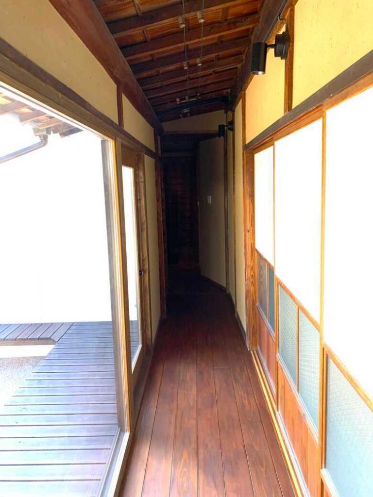 天籟 離れ：1階・玄関から延びる廊下