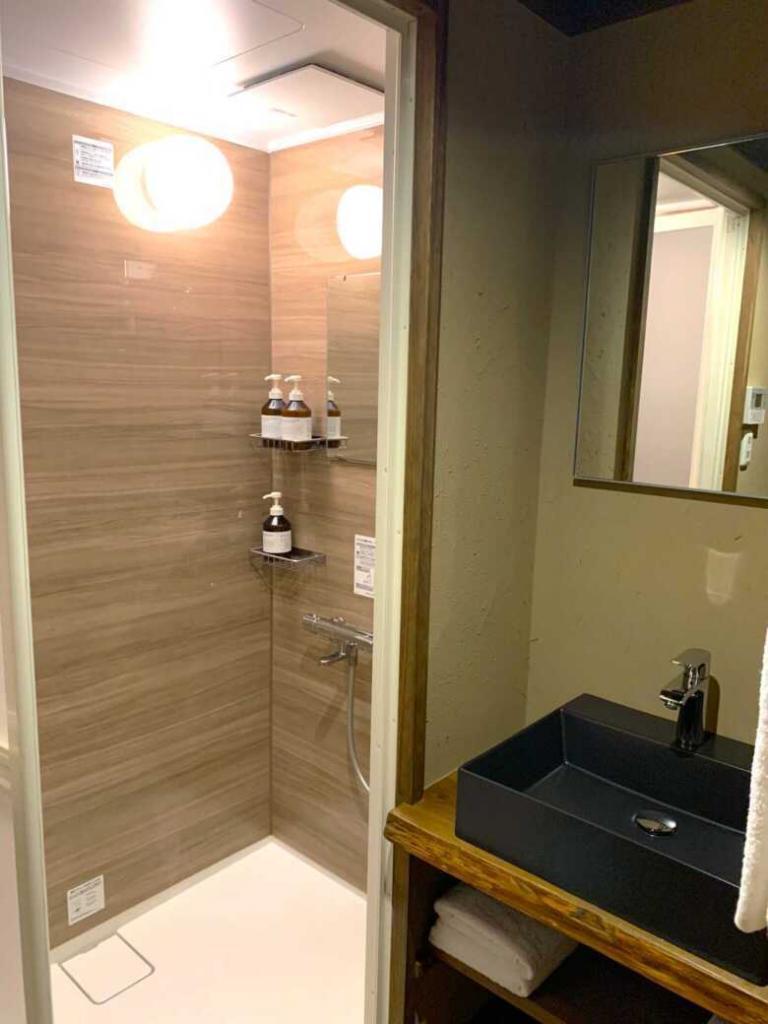 天籟　離れ：1階・洗面所とシャワーブース