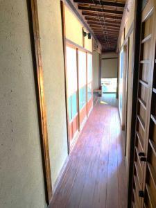 天籟 離れ：1階・玄関から延びる廊下