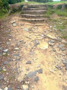 備中松山城　中太鼓櫓跡(河原の破片？)