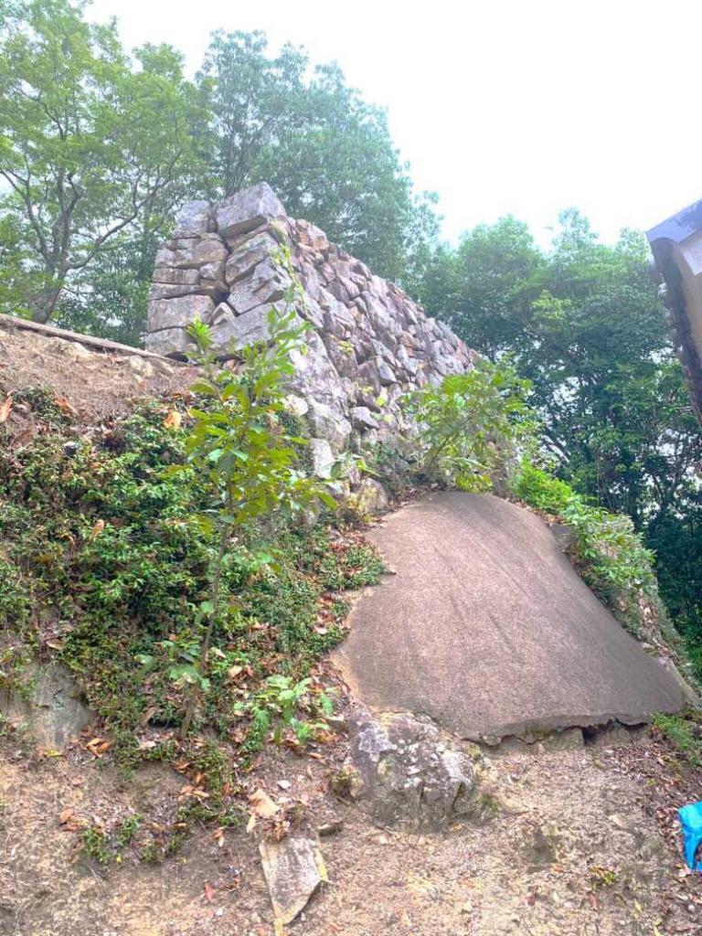 備中松山城　自然石と人工の石垣のコラボも