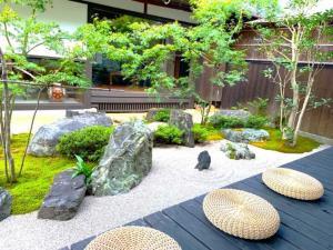 天籟 本館と離れの間のお庭(本館側から)