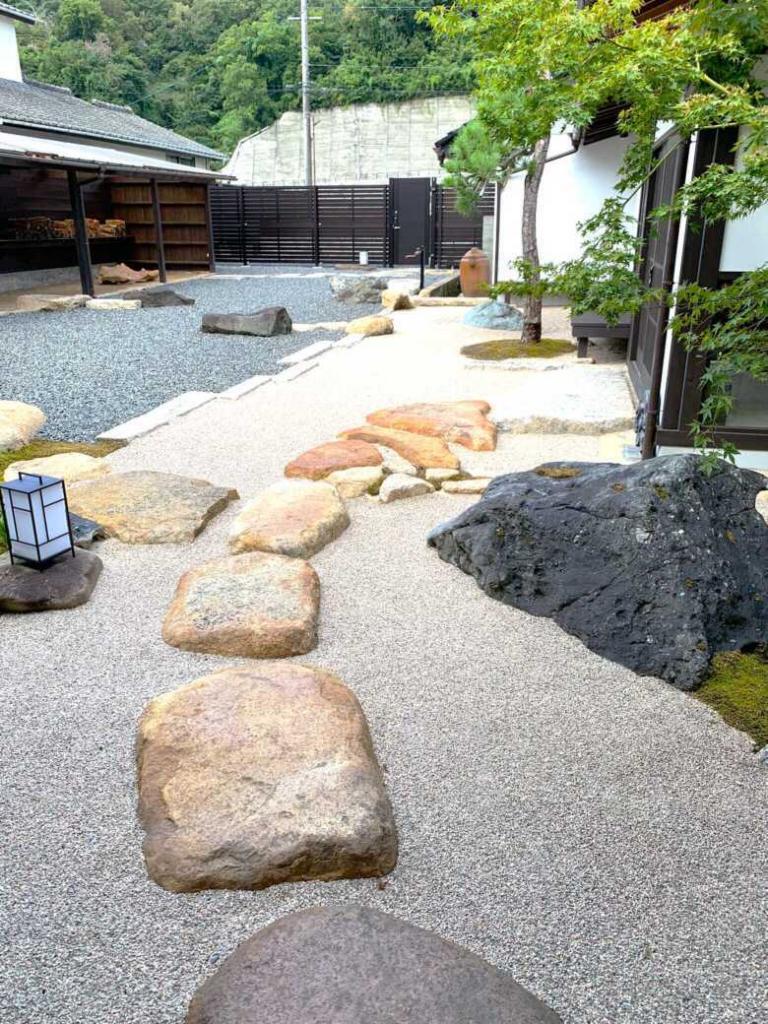 天籟 本館と離れをつなぐ飛び石