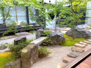 天籟 本館と離れの間のお庭(離れ側から)