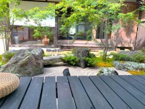 天籟 本館と離れの間のお庭(本館側から)