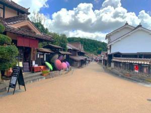 ベンガラ屋(左)吹屋の街並みの様子