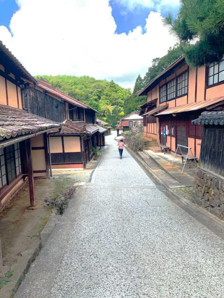 吹屋　吹屋資料館(旧吹屋町役場)前の様子