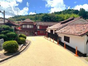 吹屋の通りから旧小学校への道