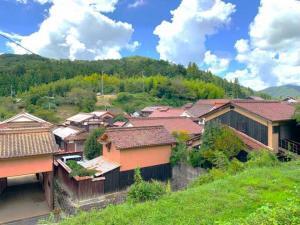 旧小学校への道から見える吹屋の街並み
