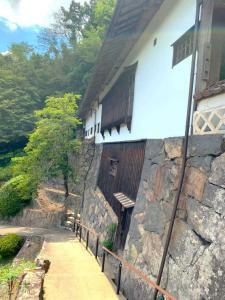 吹屋 広兼邸 門付近からの石垣と長屋?(渡り櫓みたいです…)