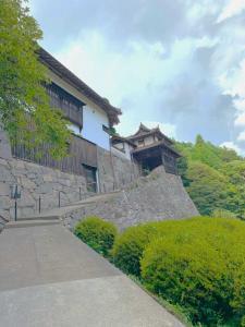 吹屋 広兼邸 門(櫓みたいです…)に続く道