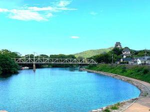 岡山後楽園 旭川堤防からの岡山城