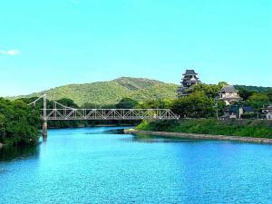 岡山後楽園　旭川堤防からの岡山城