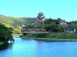 岡山後楽園　旭川堤防からの岡山城