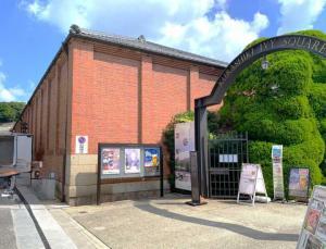 倉敷アイビースクエア西側入口と外部から見えるレンガ