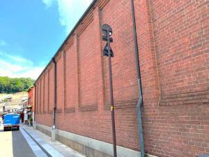 倉敷アイビースクエア西側入口と外部から見えるレンガ