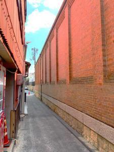 倉敷アイビースクエア西側入口と外部から見えるレンガ