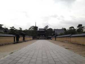 法隆寺 南大門から西院伽藍を望む(左右の築地塀は重要文化財)