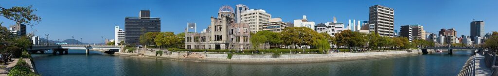 広島県広島市の原爆ドーム 左は相生橋、右は元安橋 元安川を挟んで広島平和記念公園から