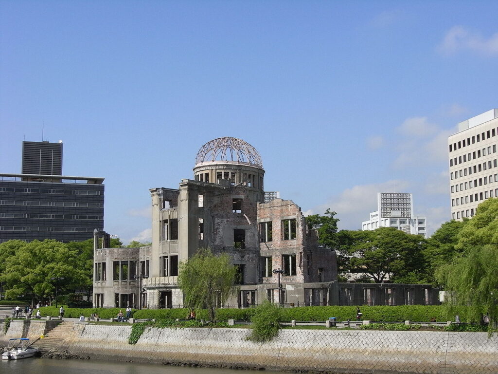 現在の原爆ドーム 対岸のほぼ同じ場所より撮影