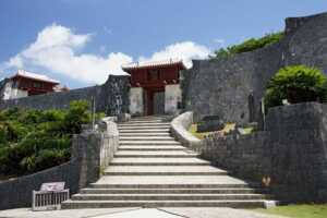 首里城　瑞泉門、左に冊封七碑のひとつ（復元）が見える