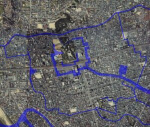 福山城周辺の航空写真。青塗りが堀の位置。1981年度 国土交通省 国土地理院 地図・空中写真閲覧サービスの空中写真を基に作成